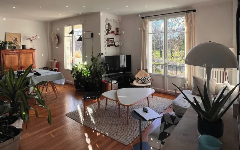 Salon et salle à manger d'un appartement rénové et étincelant dans le Parc de Maisons-Laffitte